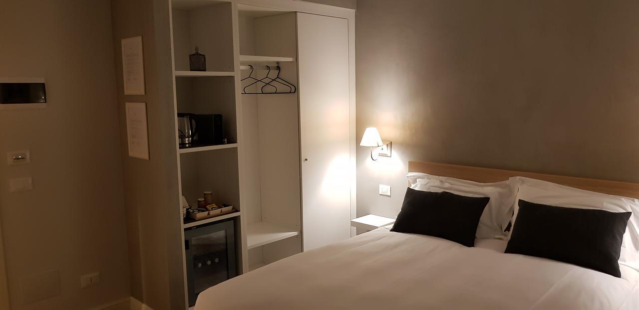 Отель Bed Milano Linate Экстерьер фото