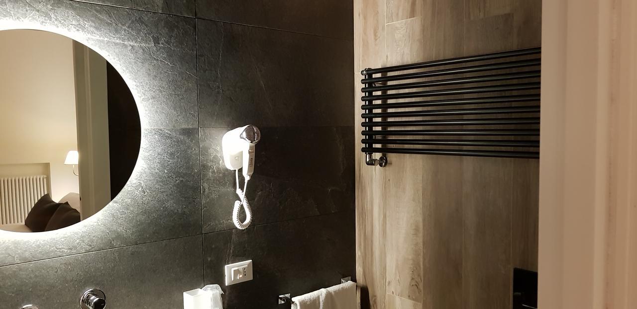 Отель Bed Milano Linate Экстерьер фото