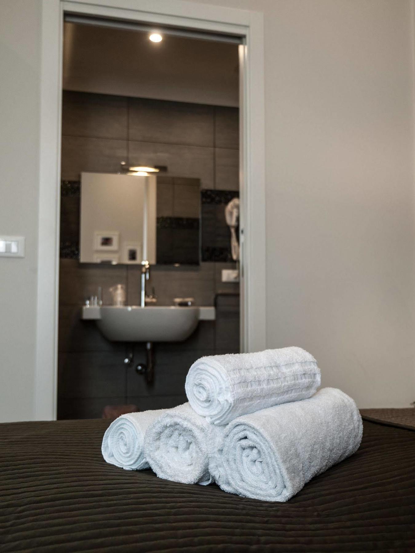 Отель Bed Milano Linate Экстерьер фото