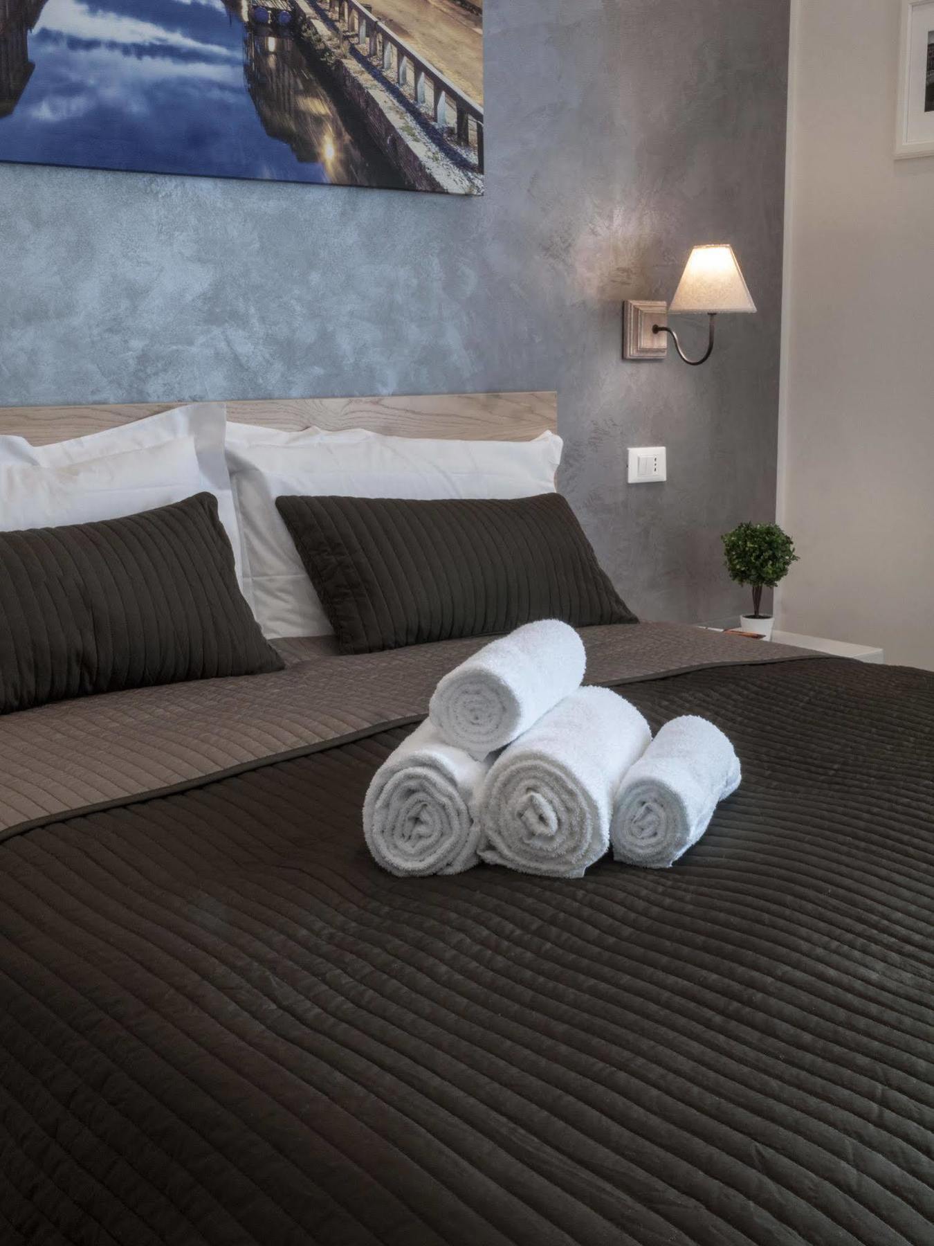 Отель Bed Milano Linate Экстерьер фото