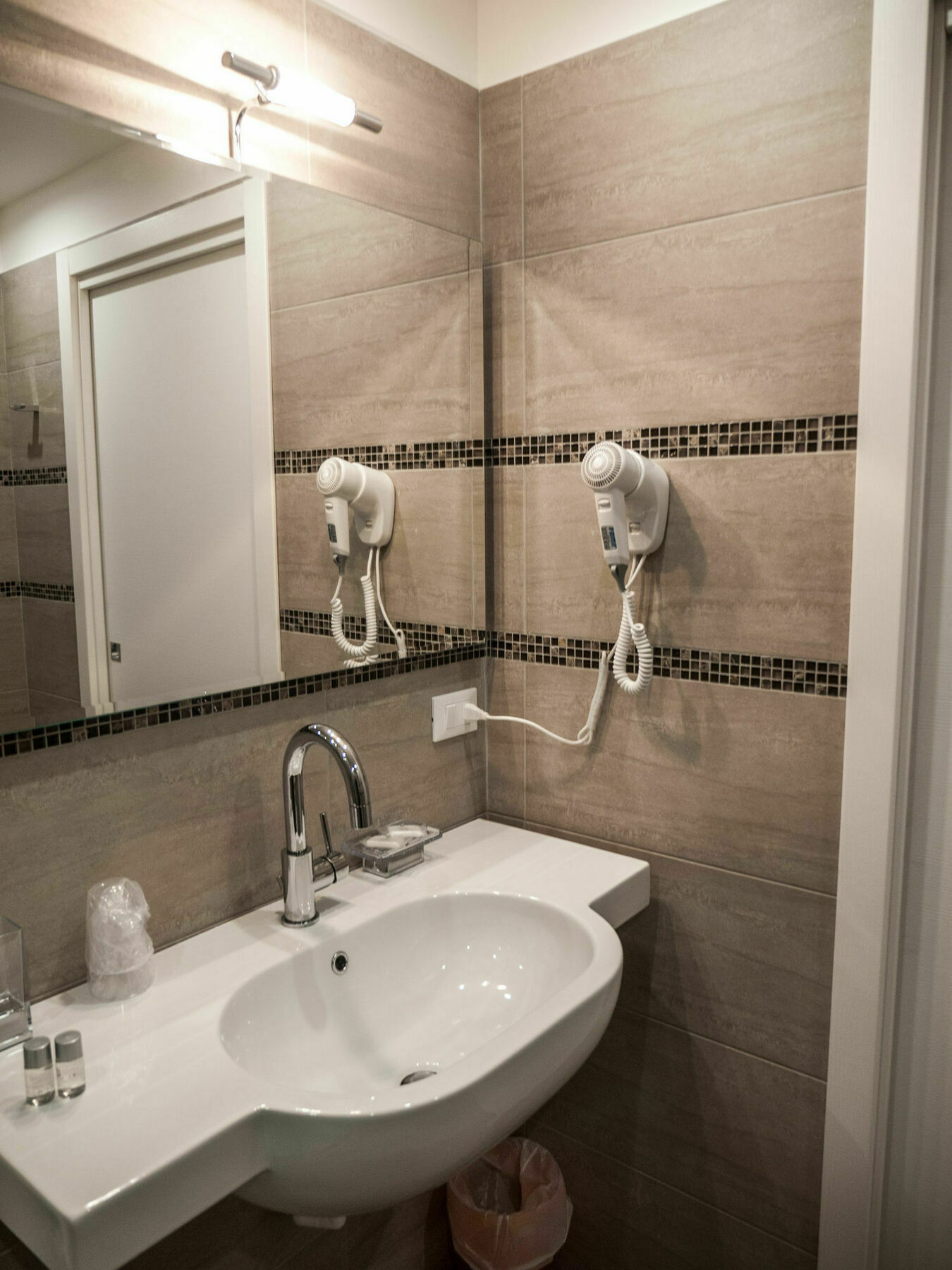 Отель Bed Milano Linate Экстерьер фото